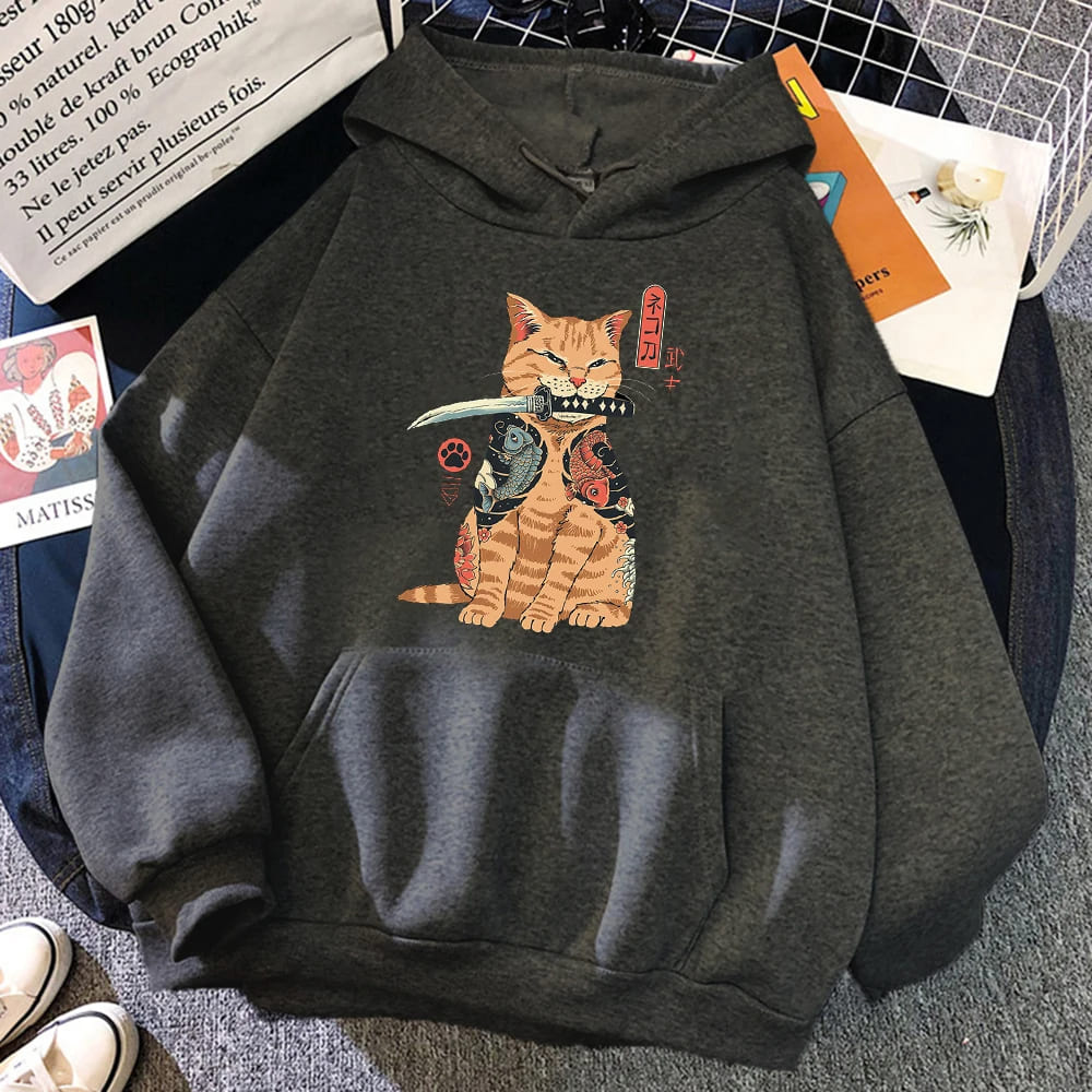 Orangefarbener Samurai-Katzen-Kapuzenpullover mit Katana-Motiv