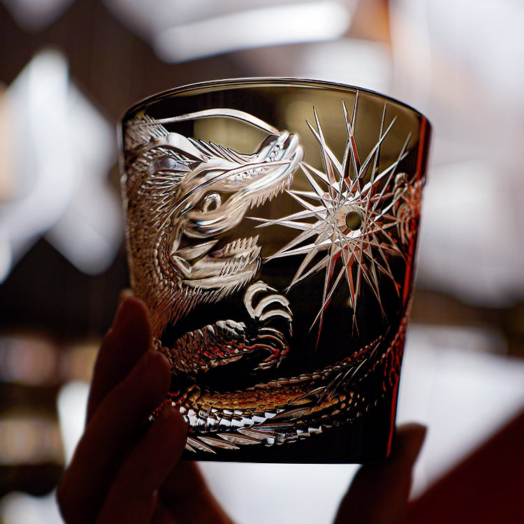 Edo Kiriko Håndlaget Soaring Dragon Whiskyglass med treboks