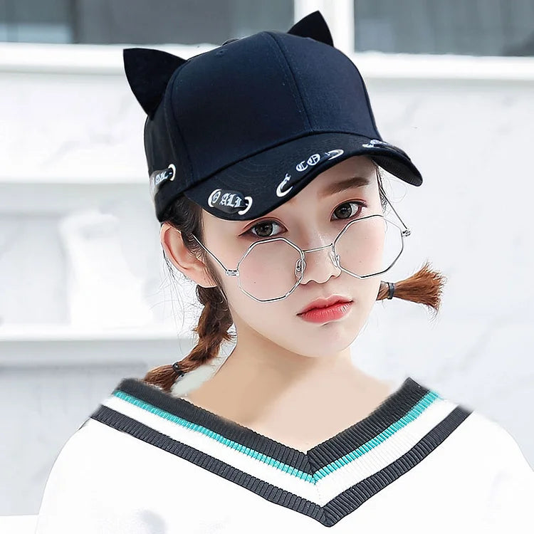 Bonita gorra de béisbol con cinta y orejas de gato