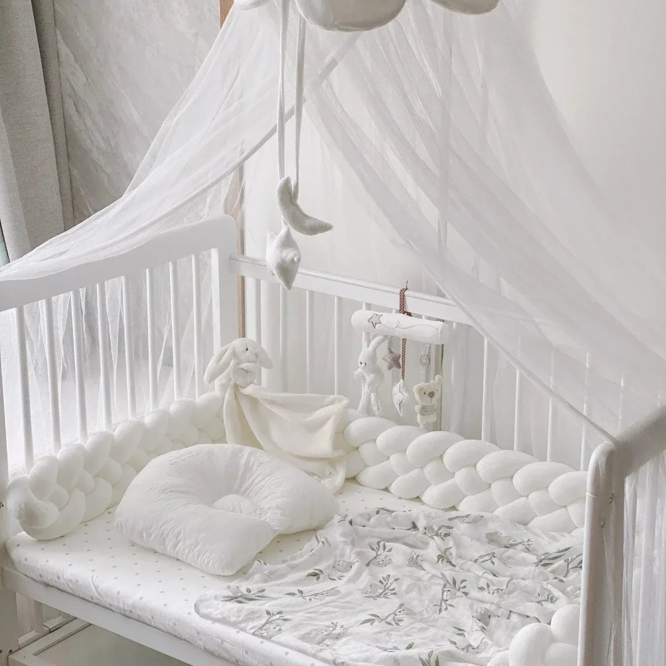 Protector y nido para cama Baby Knot - Blanco, gris claro y gris oscuro