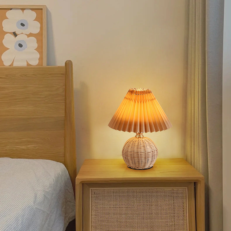 Zeitgenössische nordische Rattan-Web-Tischlampe mit gefaltetem Kegel-Schirm, LED, für das Schlafzimmer