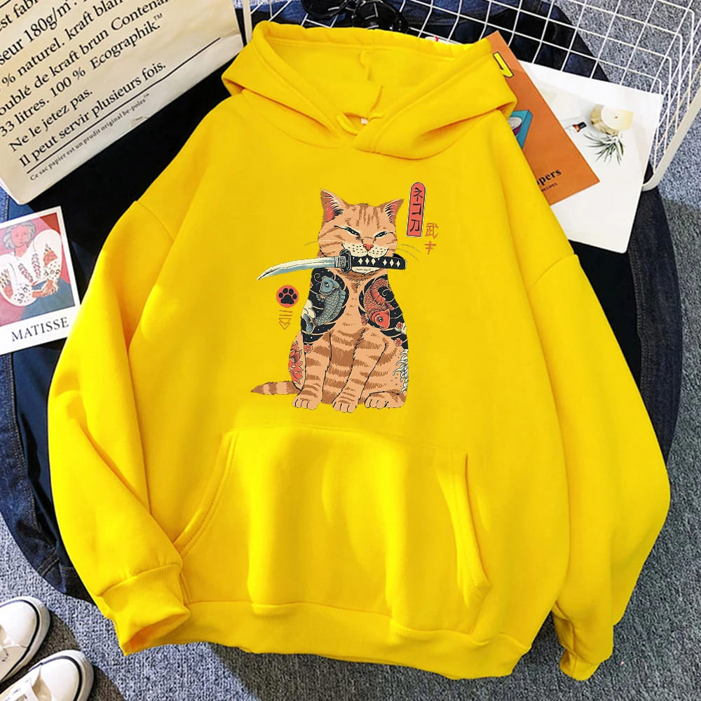 Orangefarbener Samurai-Katzen-Kapuzenpullover mit Katana-Motiv