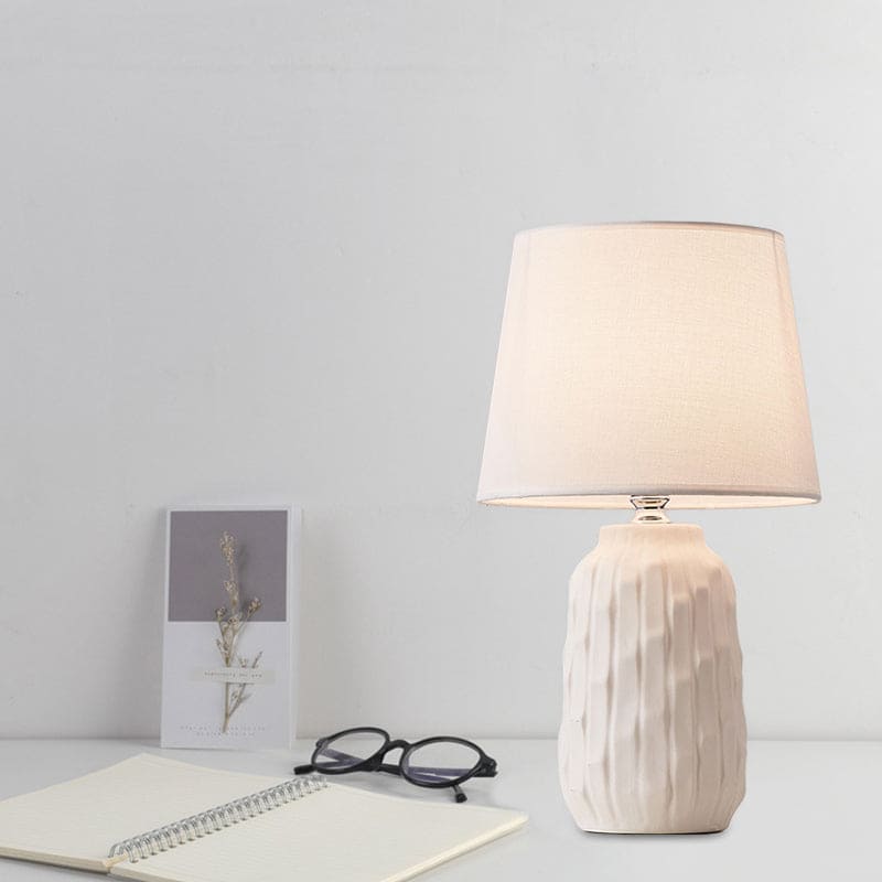 Eclat - Designová stolní lampa s kuželovým stínidlem a cylindrickým keramickým podstavcem