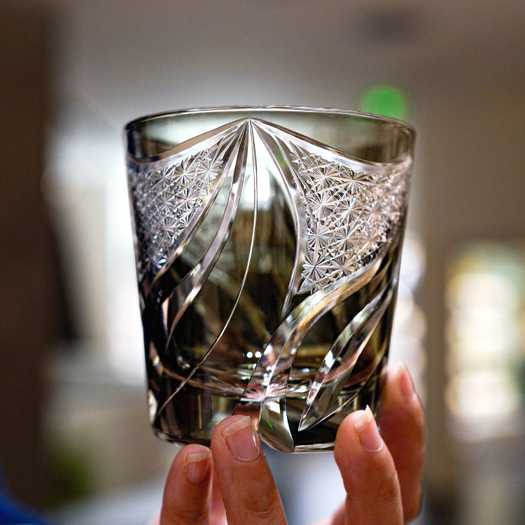 Vaso de whisky con llama de piedra de tinta hecho a mano Edo Kiriko con caja de madera