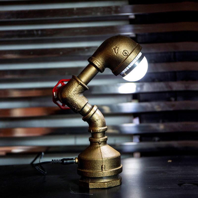 GlowBot - Steampunk-robotlampe i messing med tommelfingerkontakt