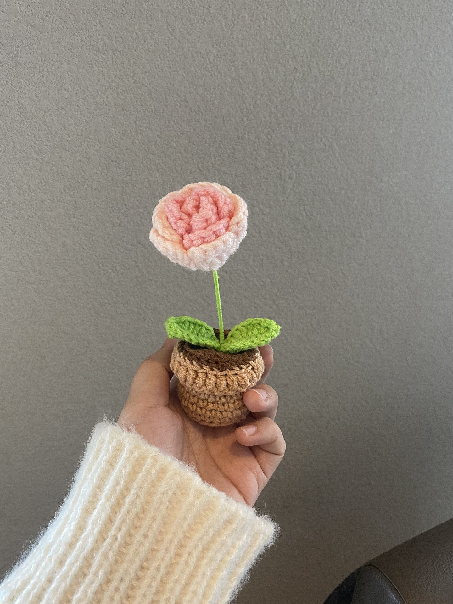 קישוט עציץ פרחים ס crocheted בעבודת יד