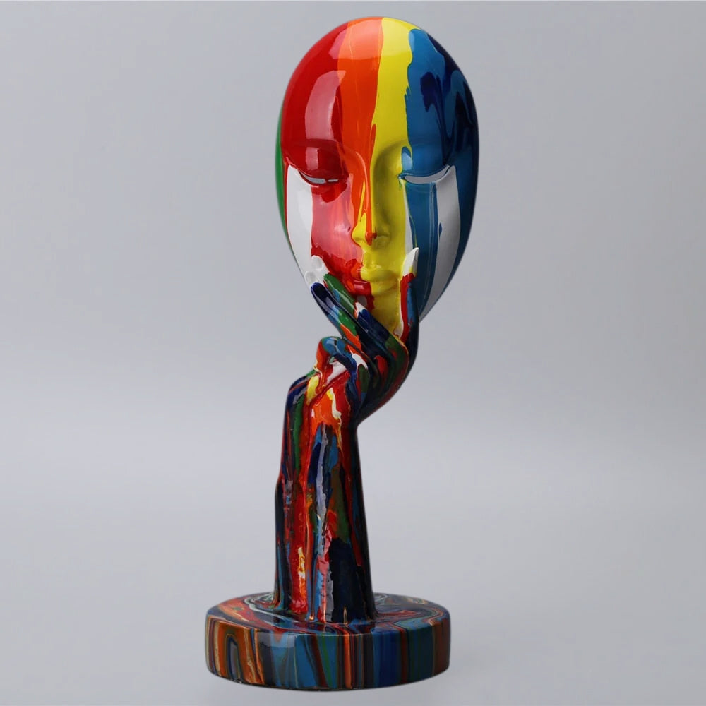 Escultura de arte colorido de pensadora femenina