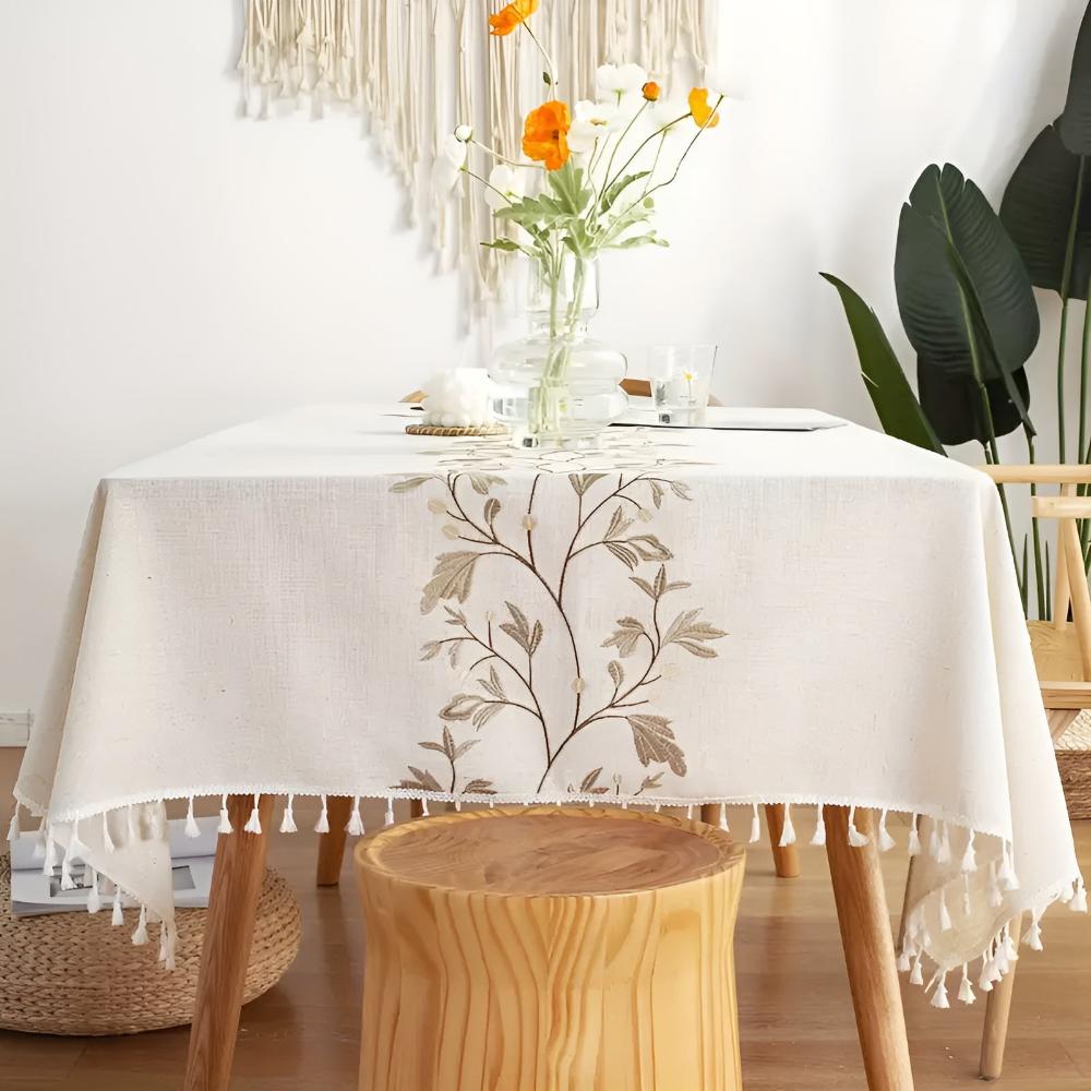 Brodert blomstertassel duk