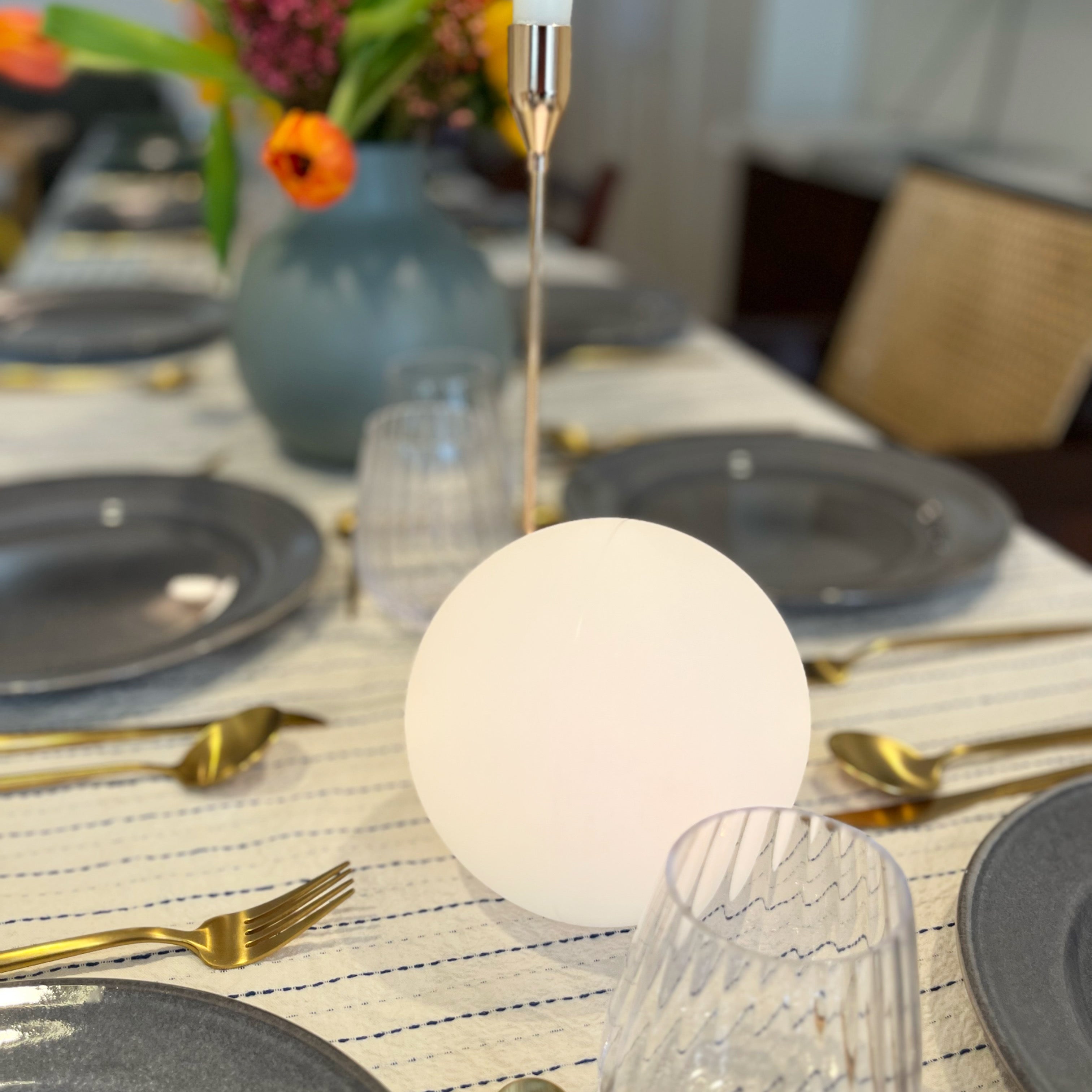 Lámpara de mesa LED inalámbrica Moon con baterías recargables