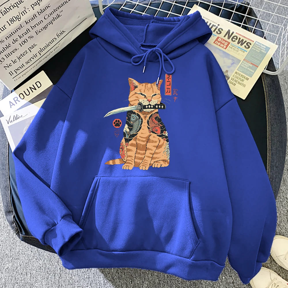 Orangefarbener Samurai-Katzen-Kapuzenpullover mit Katana-Motiv