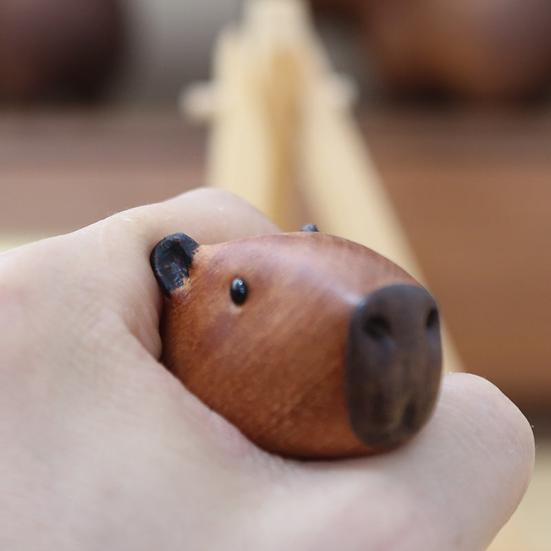 Ornament din lemn cu Capybara adorabilă și portocale – Decorațiune de interior ediție limitată