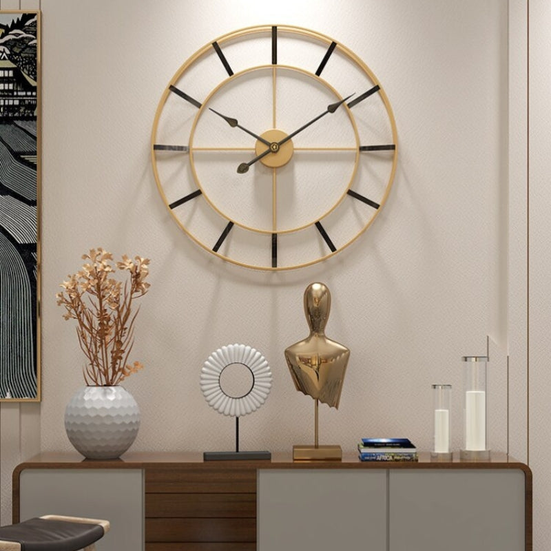 Reloj de pared grande de metal dorado y negro