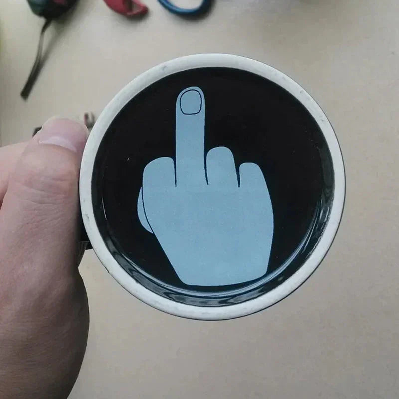 Caneca Engraçada com o Dedo Médio "Tenha um Bom Dia"