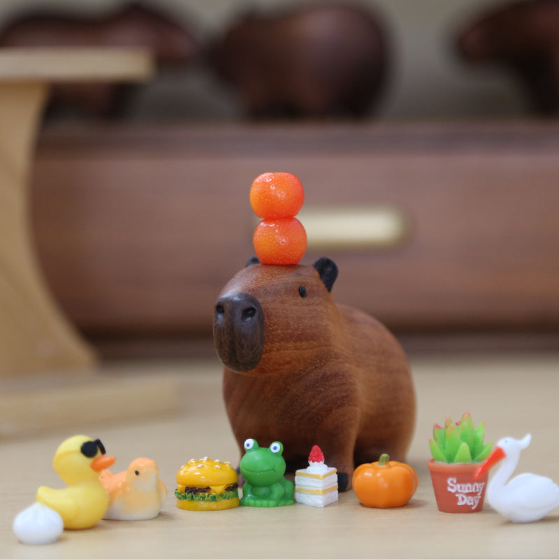 Ornament din lemn cu Capybara adorabilă și portocale – Decorațiune de interior ediție limitată