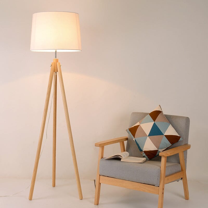 Lampada da terra con paralume in legno Lillian