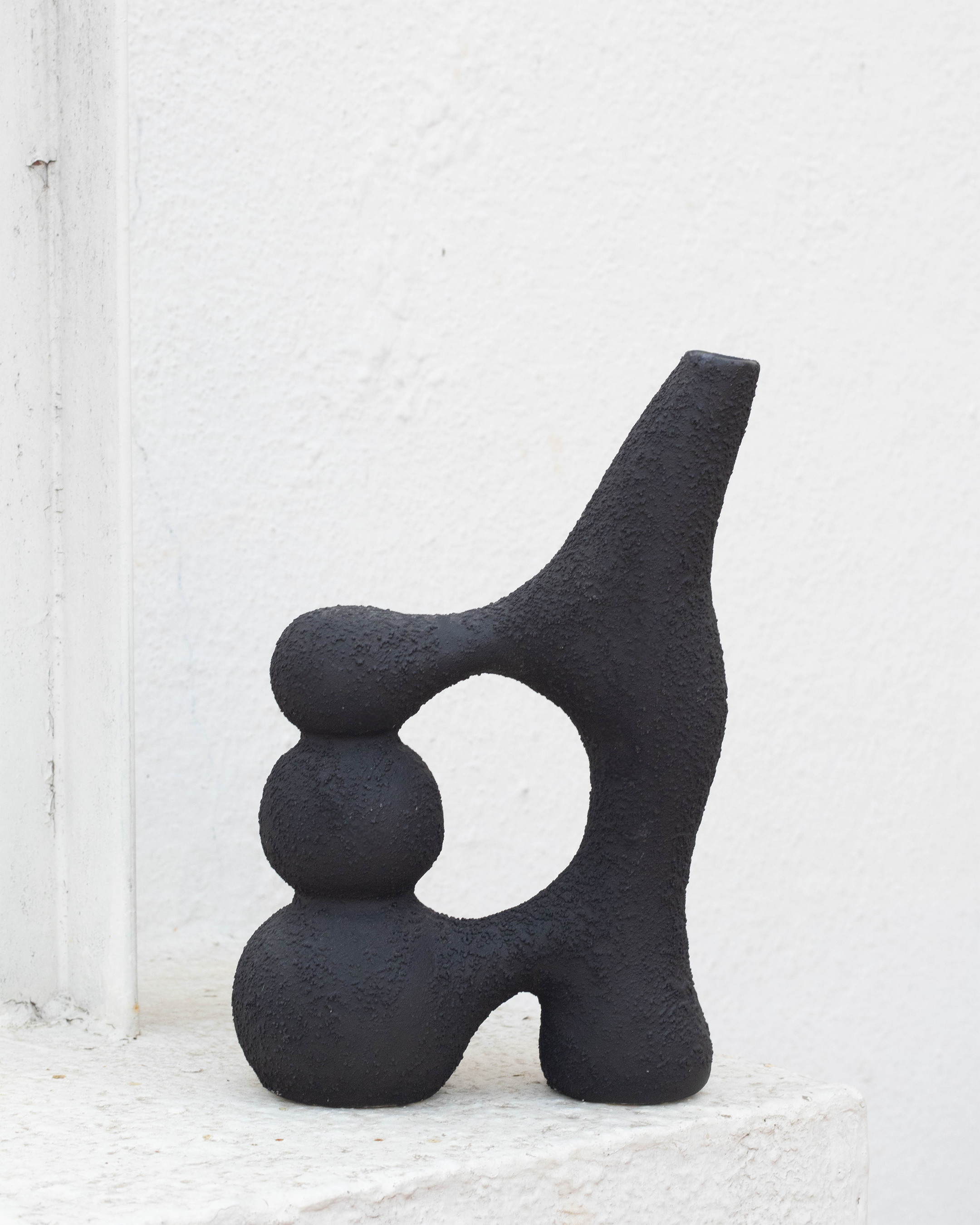 Abstrakt Noir Circlet Vase