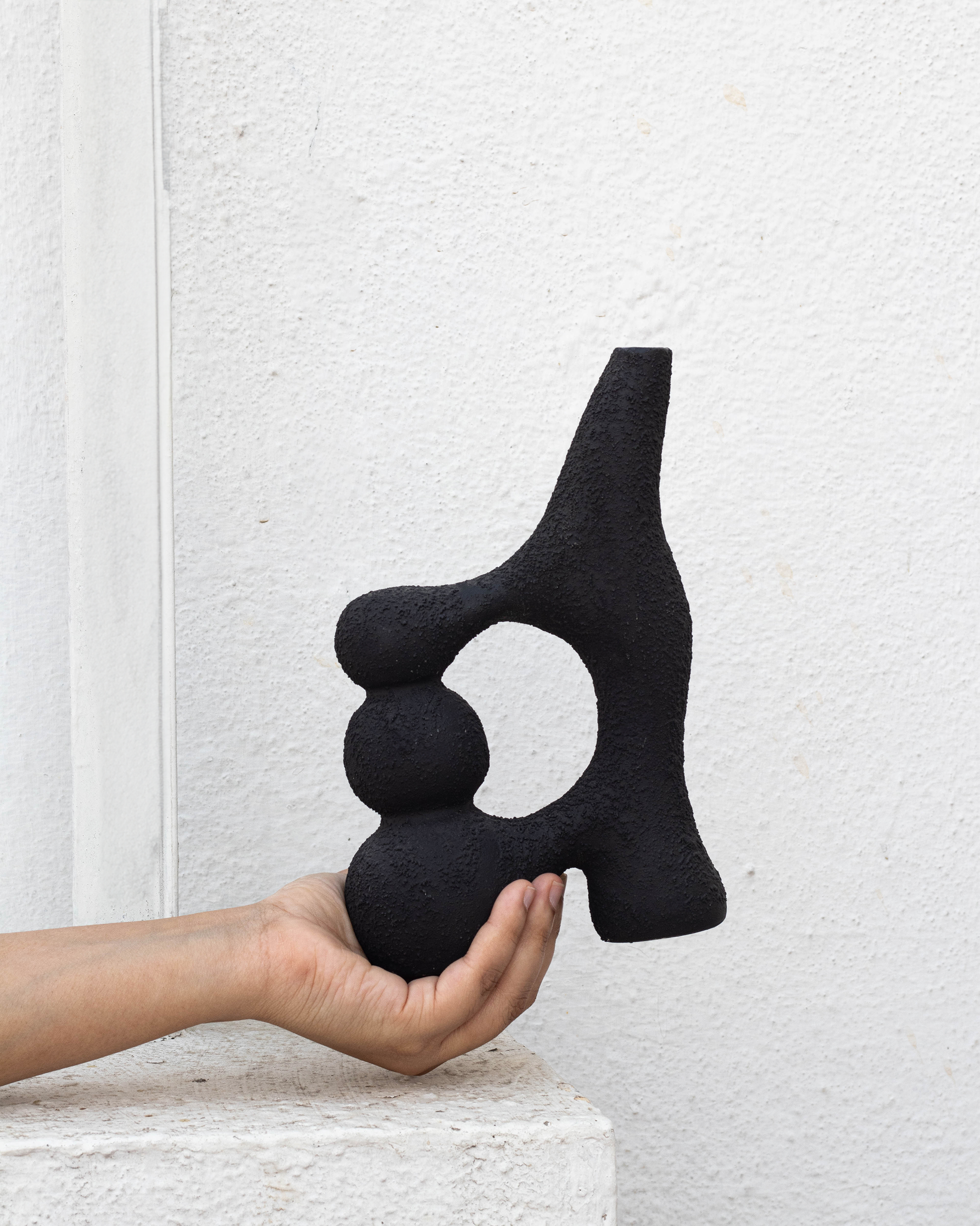 Abstrakt Noir Circlet Vase