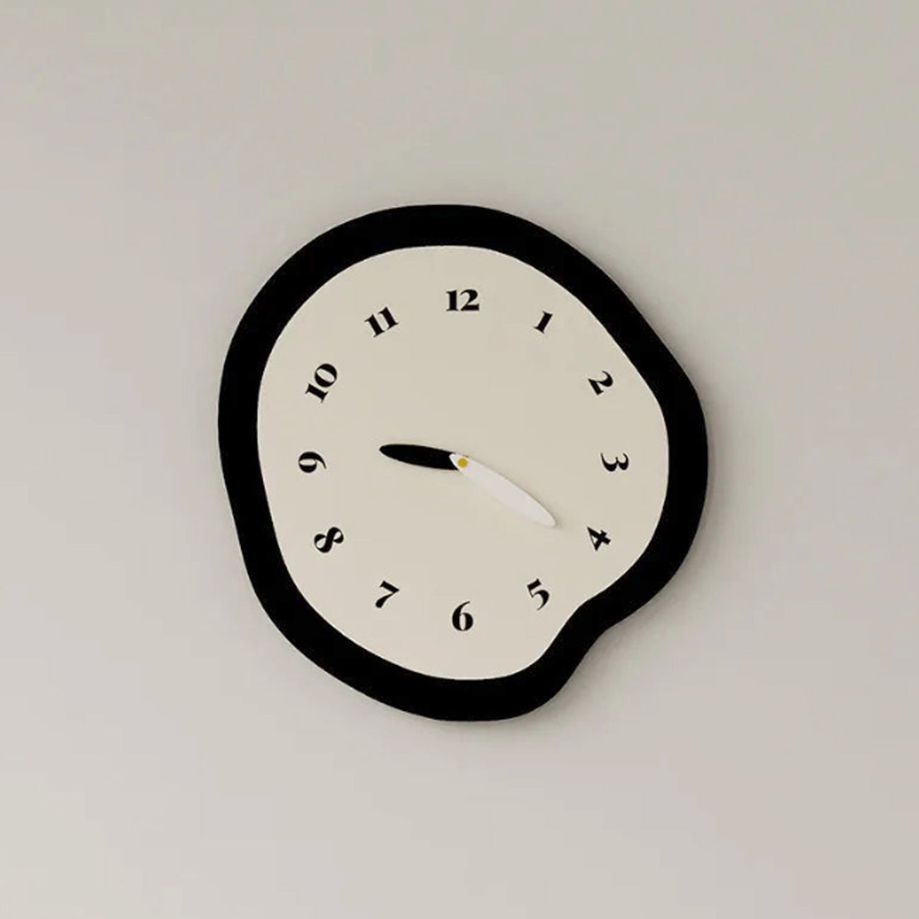 Horloge murale silencieuse déformée abstraite - Conception de pendule minimaliste moderne