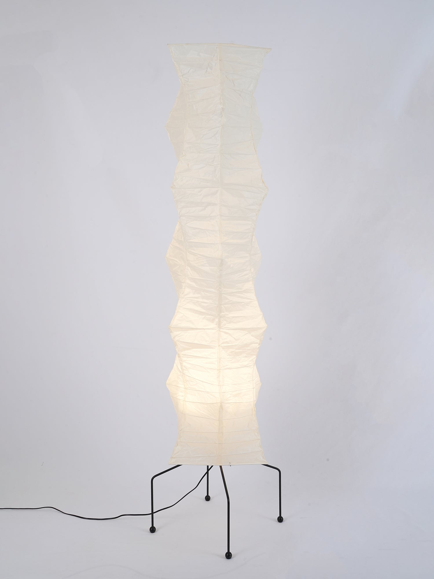 Papírová podlahová lampa