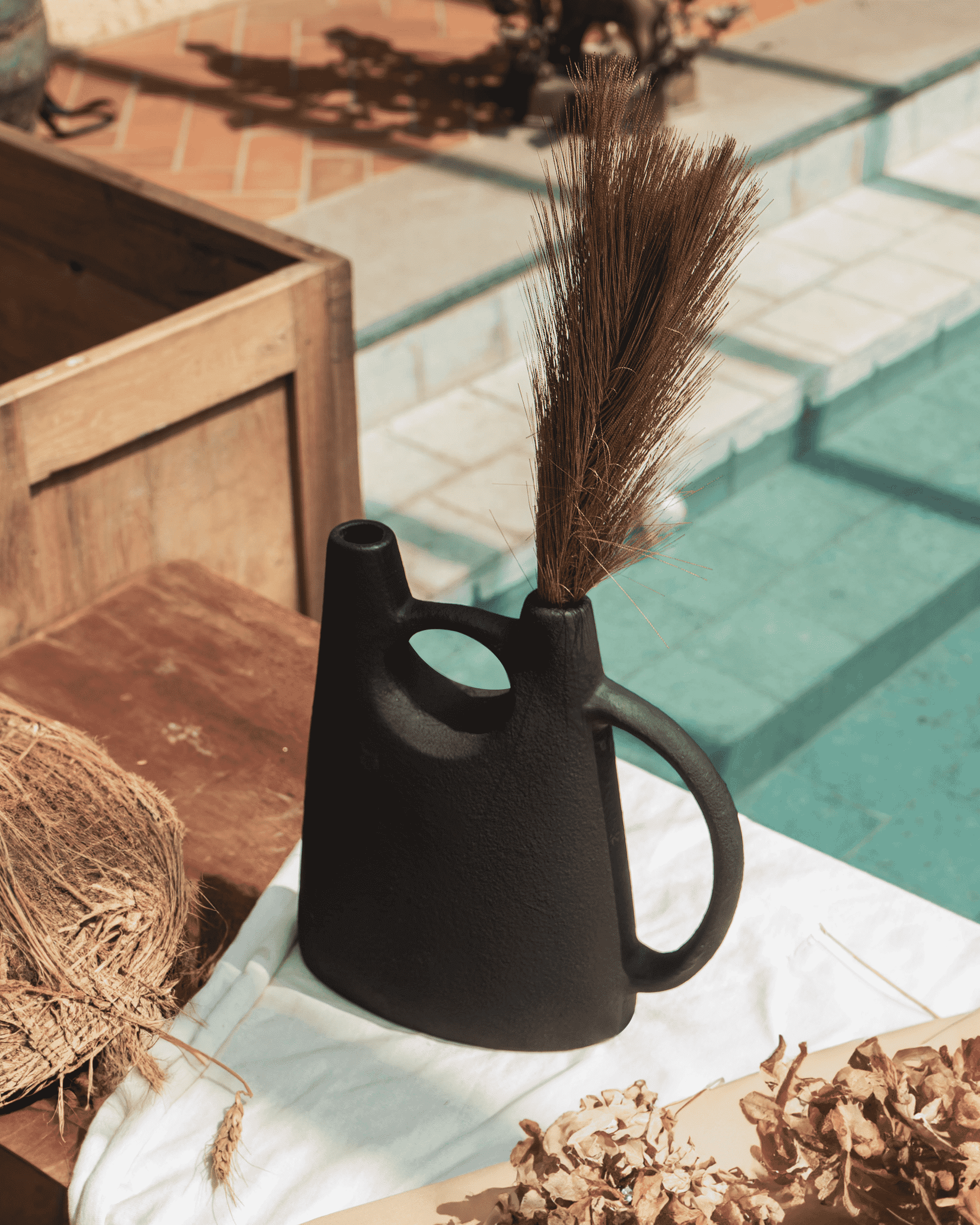 Country Black Pourer Vase