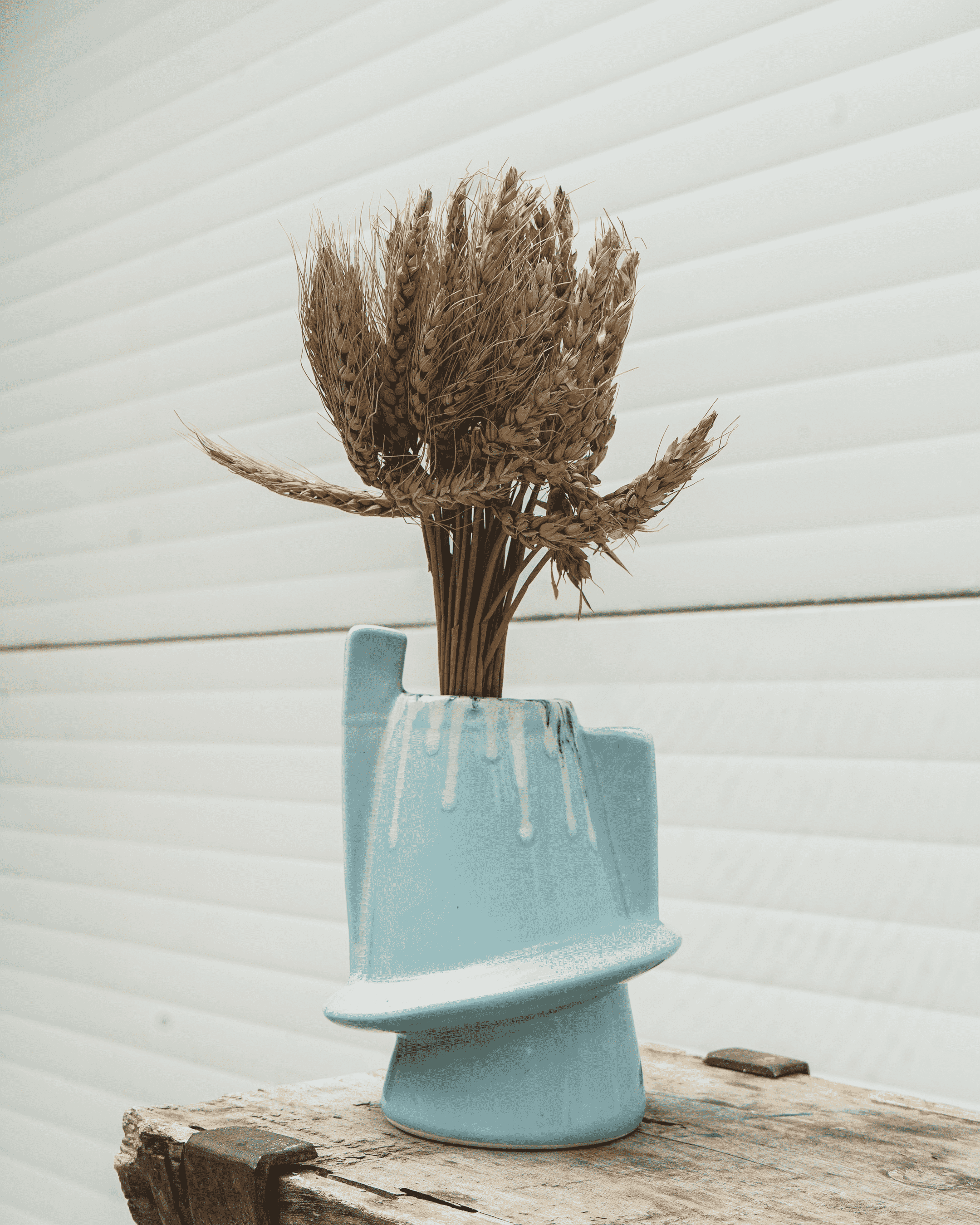 Glasierte Vase mit himmelblauer Turmspitze