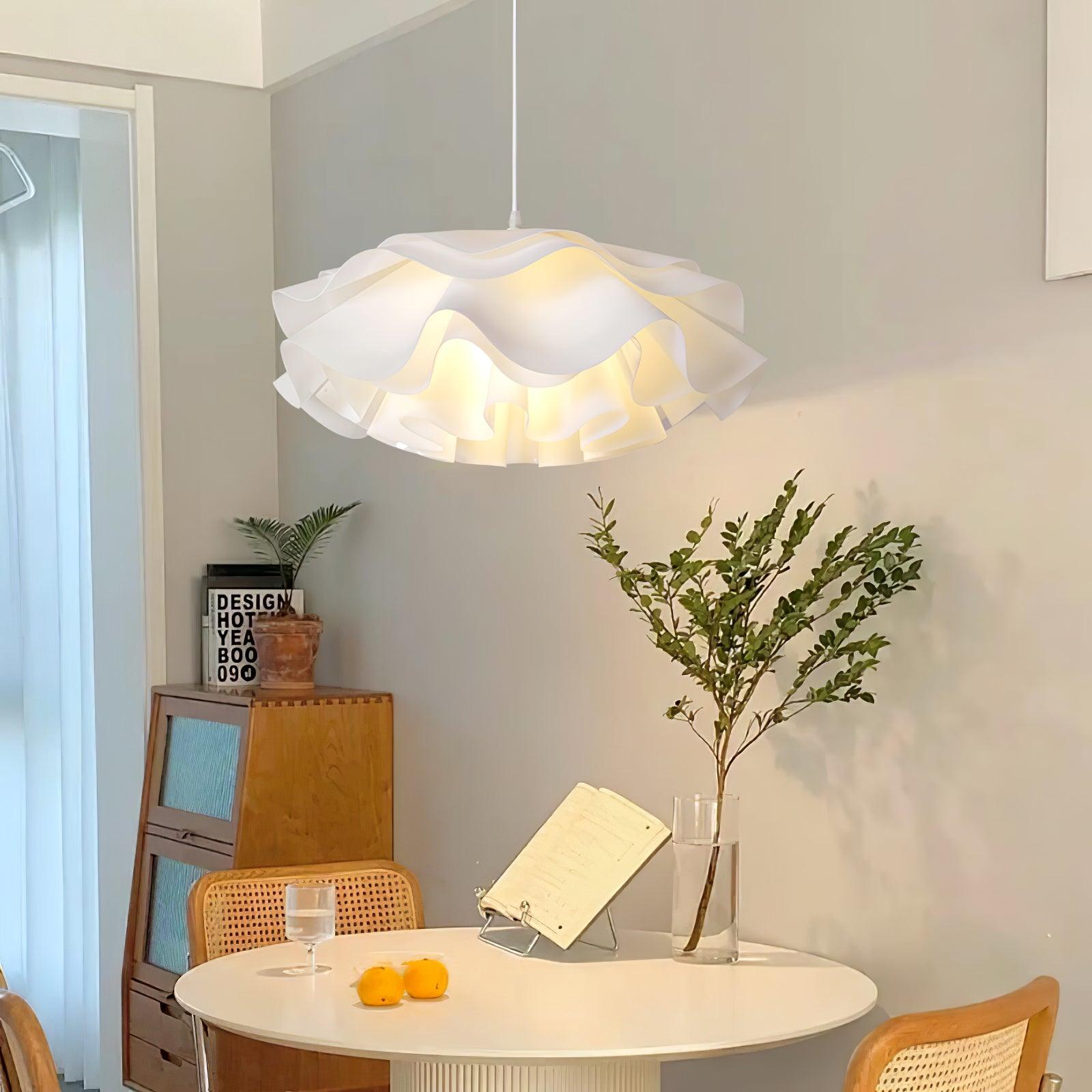 Bloemvormige witte hanglamp