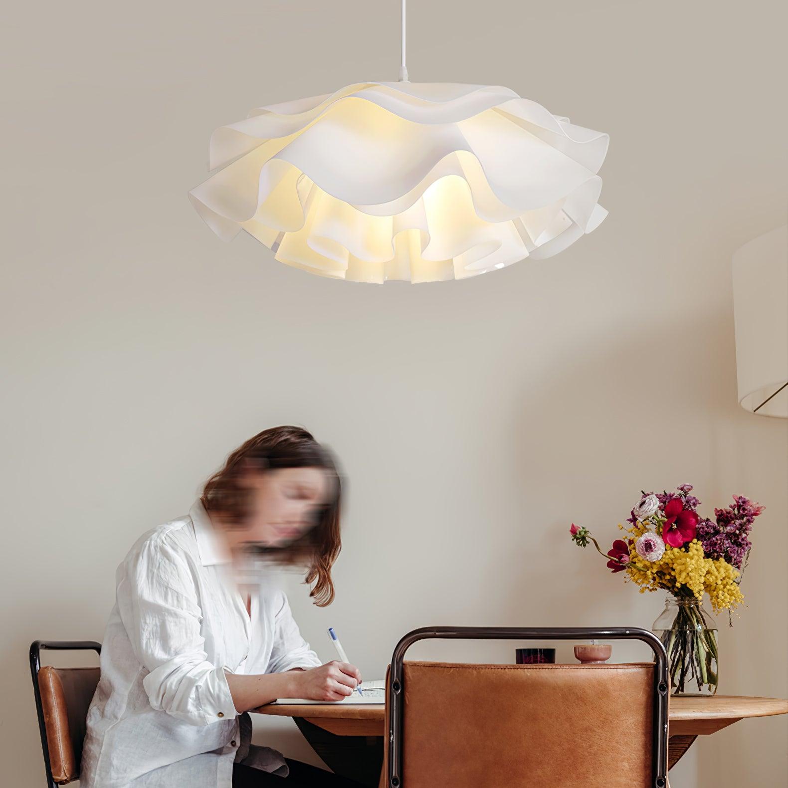 Bloemvormige witte hanglamp