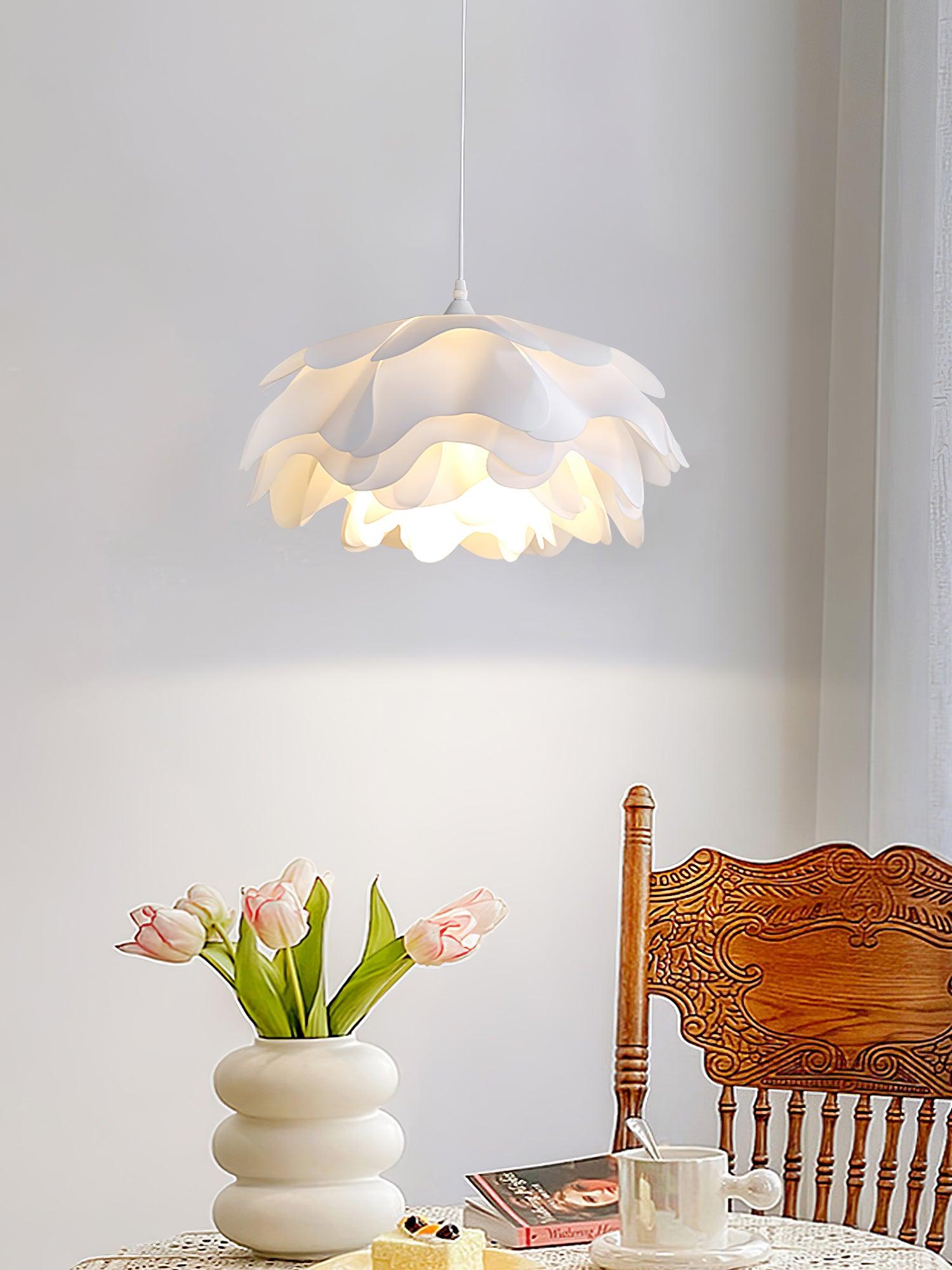 Bloemvormige witte hanglamp