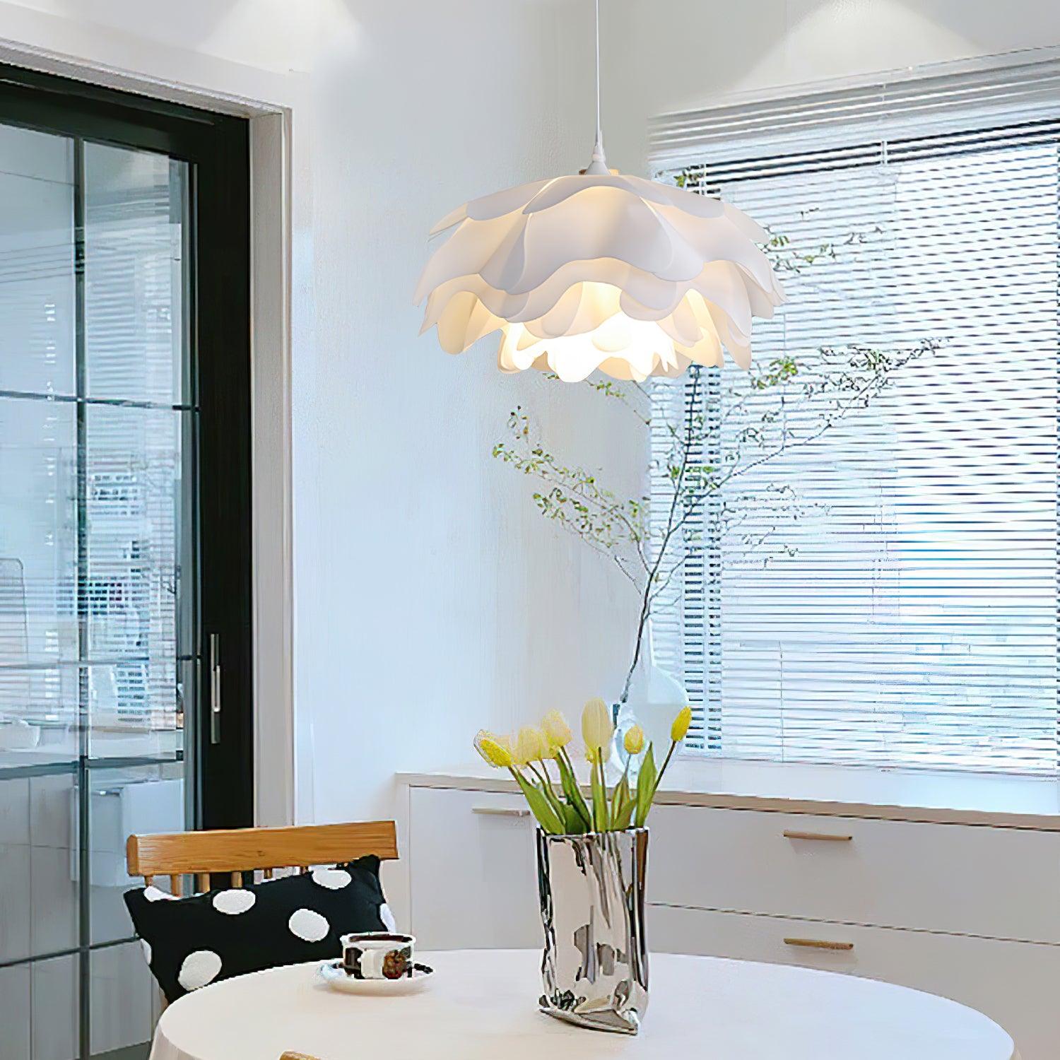 Bloemvormige witte hanglamp