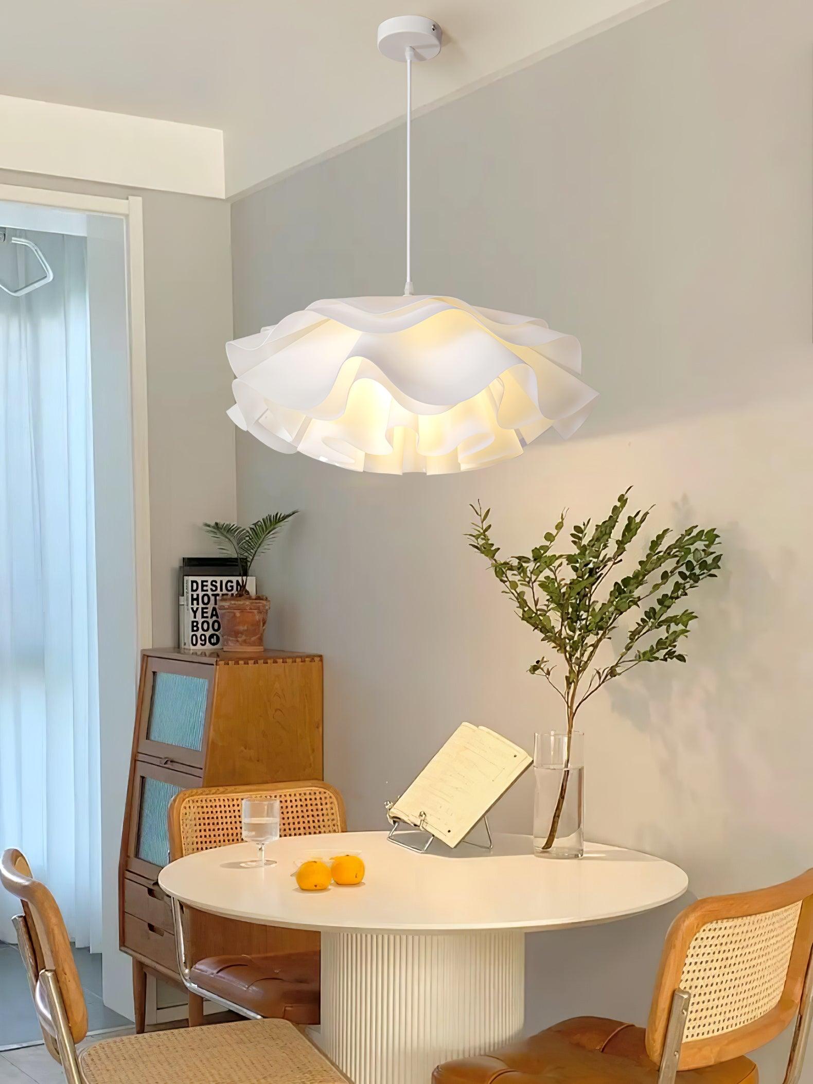 Bloemvormige witte hanglamp