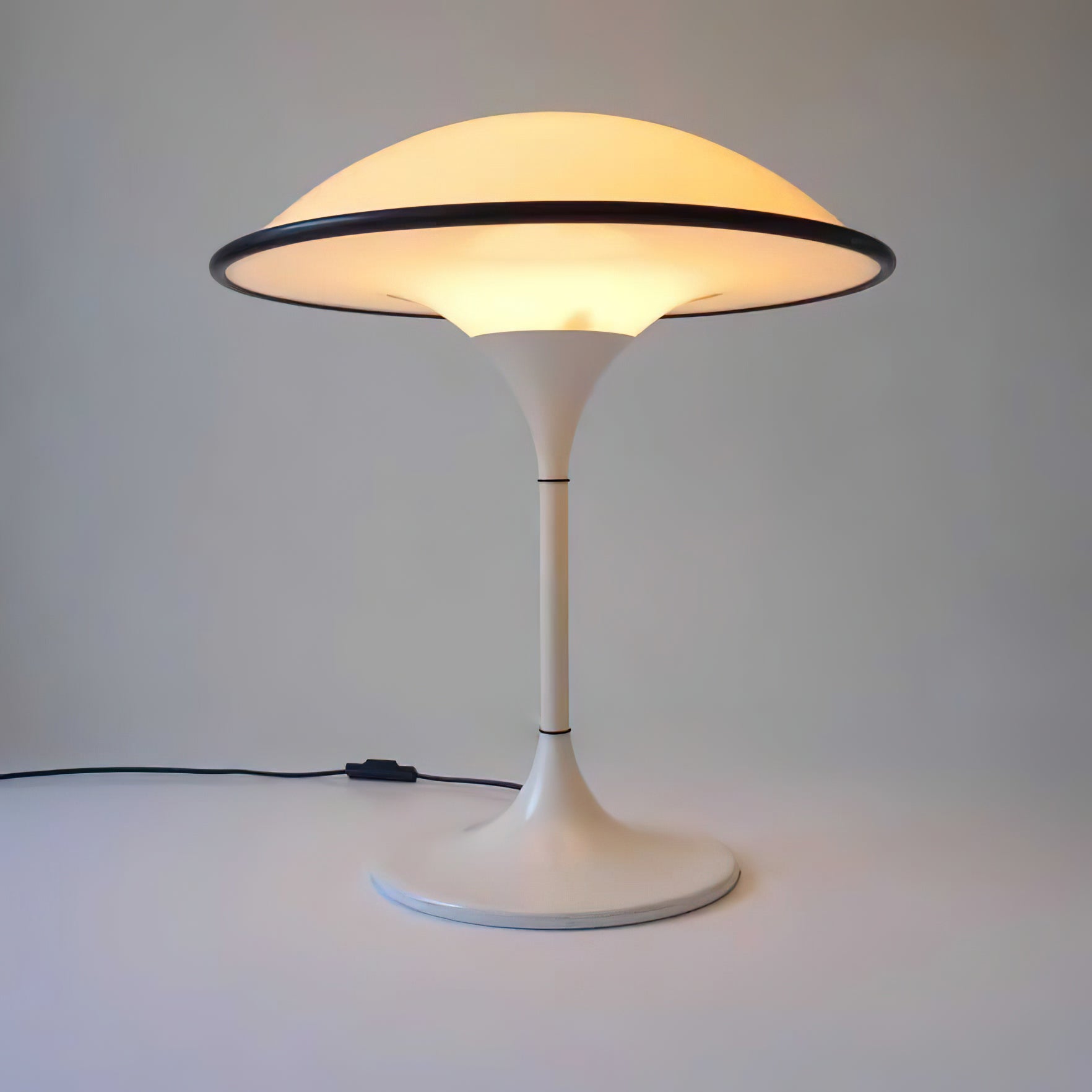 LumiFont - Elegant bordslampa med en unik design