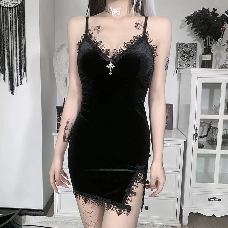 Sara - Rochie Mini Gothic Neagră cu Cruce Întunecată | Aspect sexy cu bretele spaghetti, talie înaltă și fante pentru petrecere