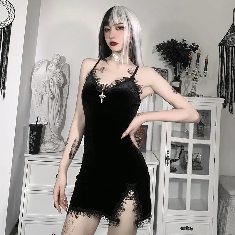 Sara - Robe Mini Gothique Noire à Croix Sombre | Look de fête sexy avec bretelles spaghetti, taille haute et fente