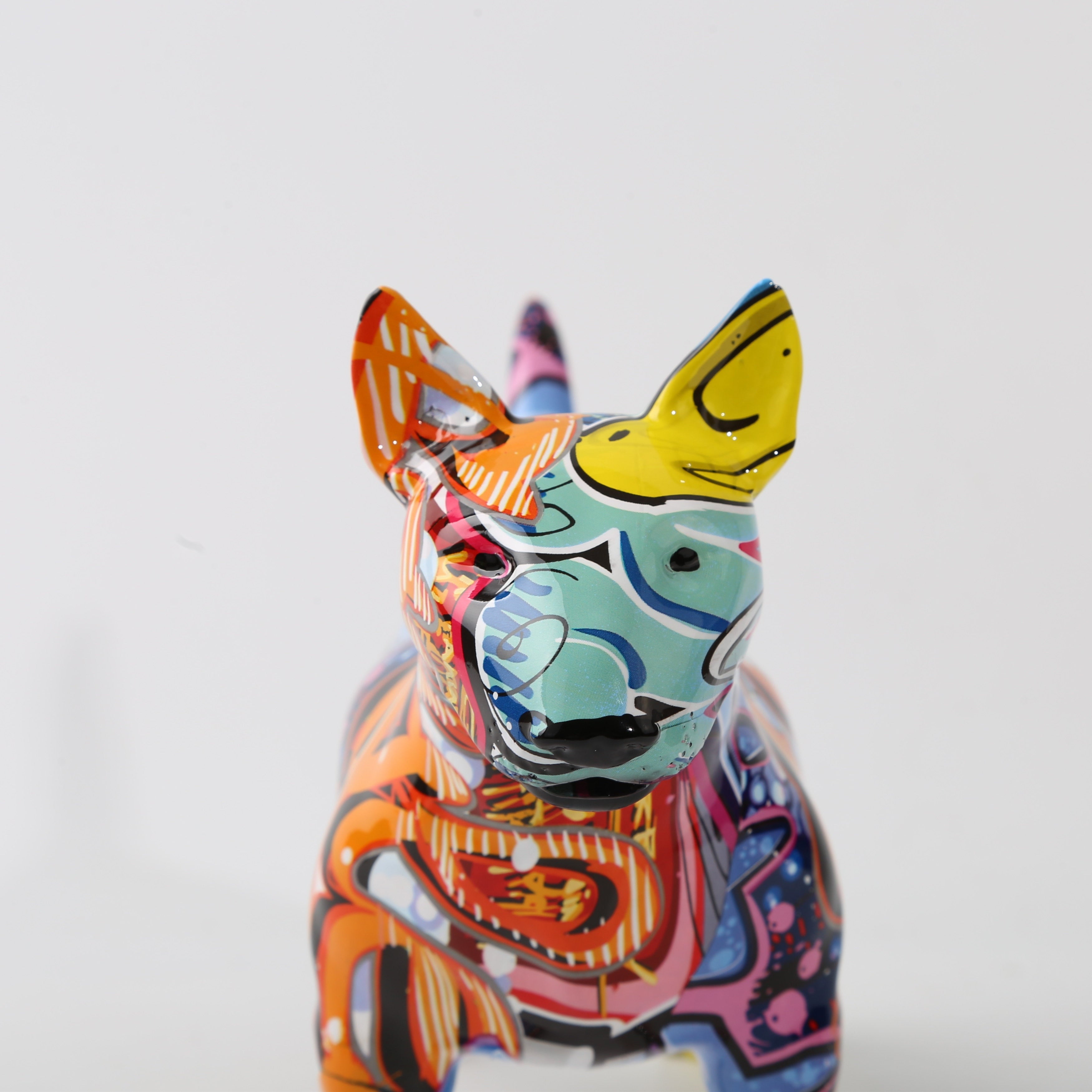 Graffiti geschilderde Bull Terrier hond kunstsculptuur