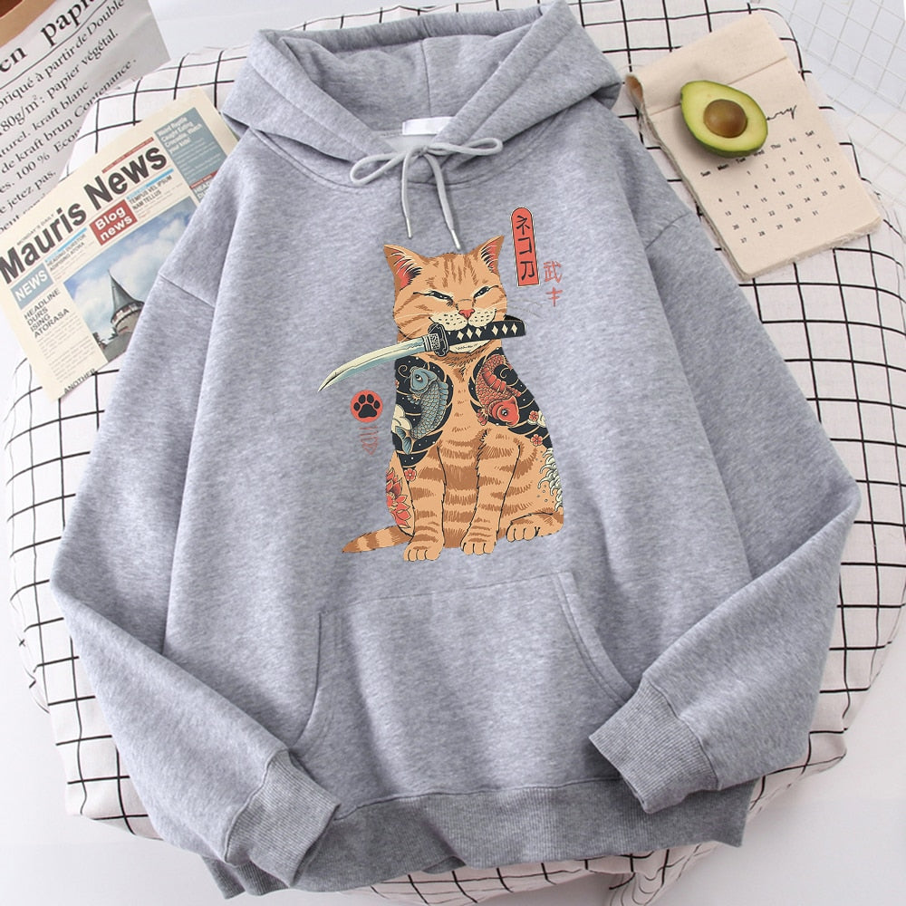 Orangefarbener Samurai-Katzen-Kapuzenpullover mit Katana-Motiv