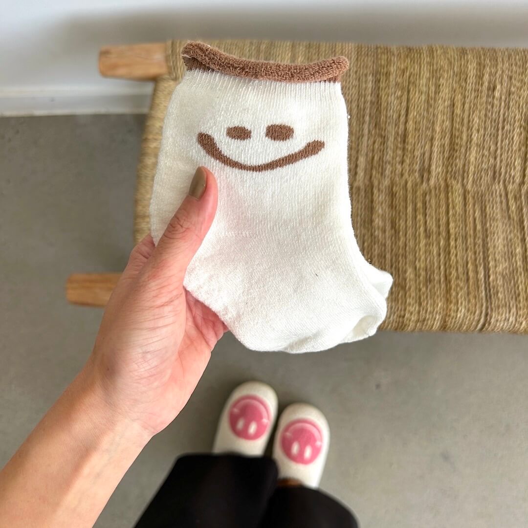 Paquete de calcetines con cara feliz