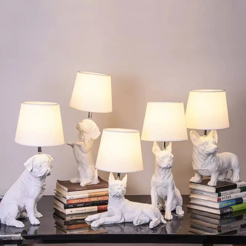 ArtPuppy Deco styl stolní lampa - Okouzlující design železného psa pro elegantní osvětlení