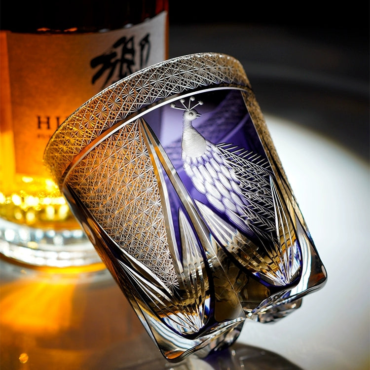 Vaso de whisky de pavo real violeta hecho a mano Edo Kiriko con caja de madera