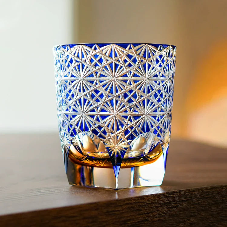 Vaso de whisky de ámbar azul hecho a mano Edo Kiriko con caja de madera