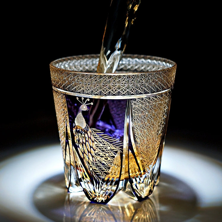 Vaso de whisky de pavo real violeta hecho a mano Edo Kiriko con caja de madera