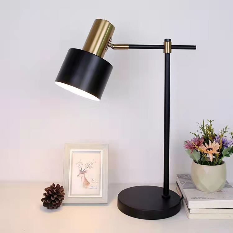 Moderne bordlampe med trådløs lader