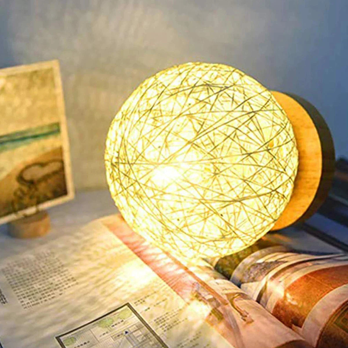 WovenGlow - Lampe de table en boule de rotin