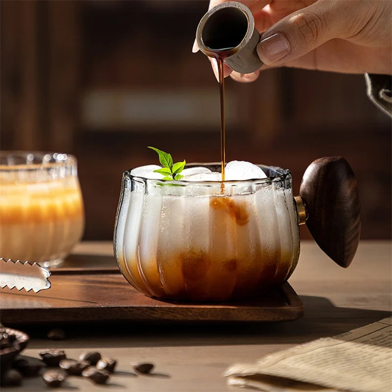 Tasse à café à rayures modernes