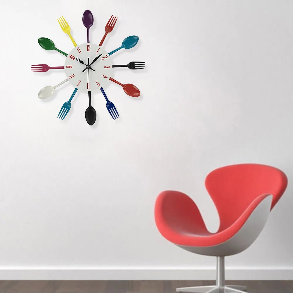 Design de Horloge Murale en Couverts Multicolores