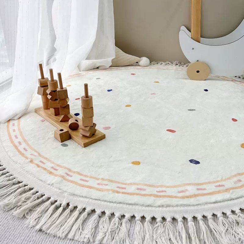 Tapis de jeu blanc doux pour chambre d'enfant avec détails à pois et pompons - Rose et noir