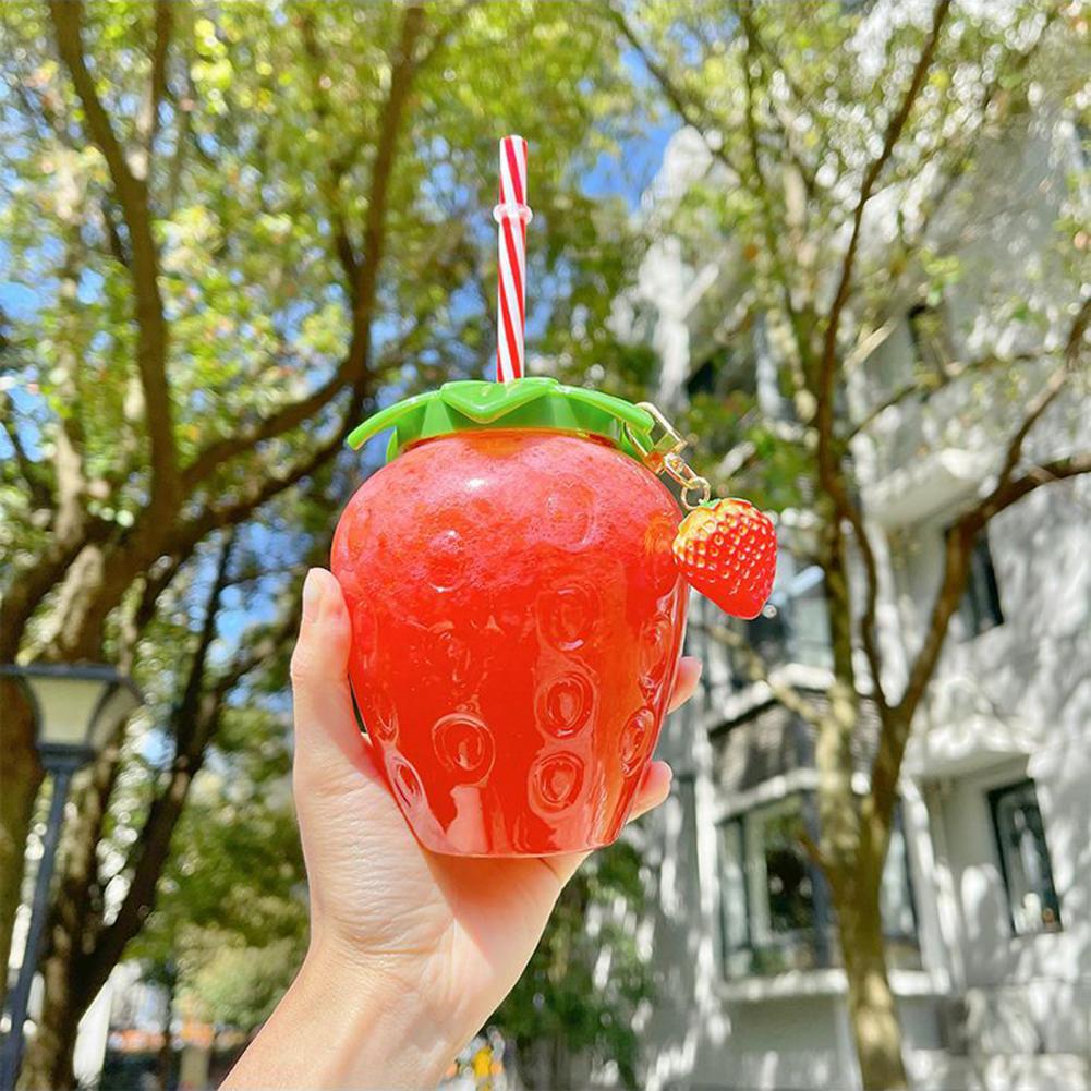 Bouteille d'eau en forme de fraise