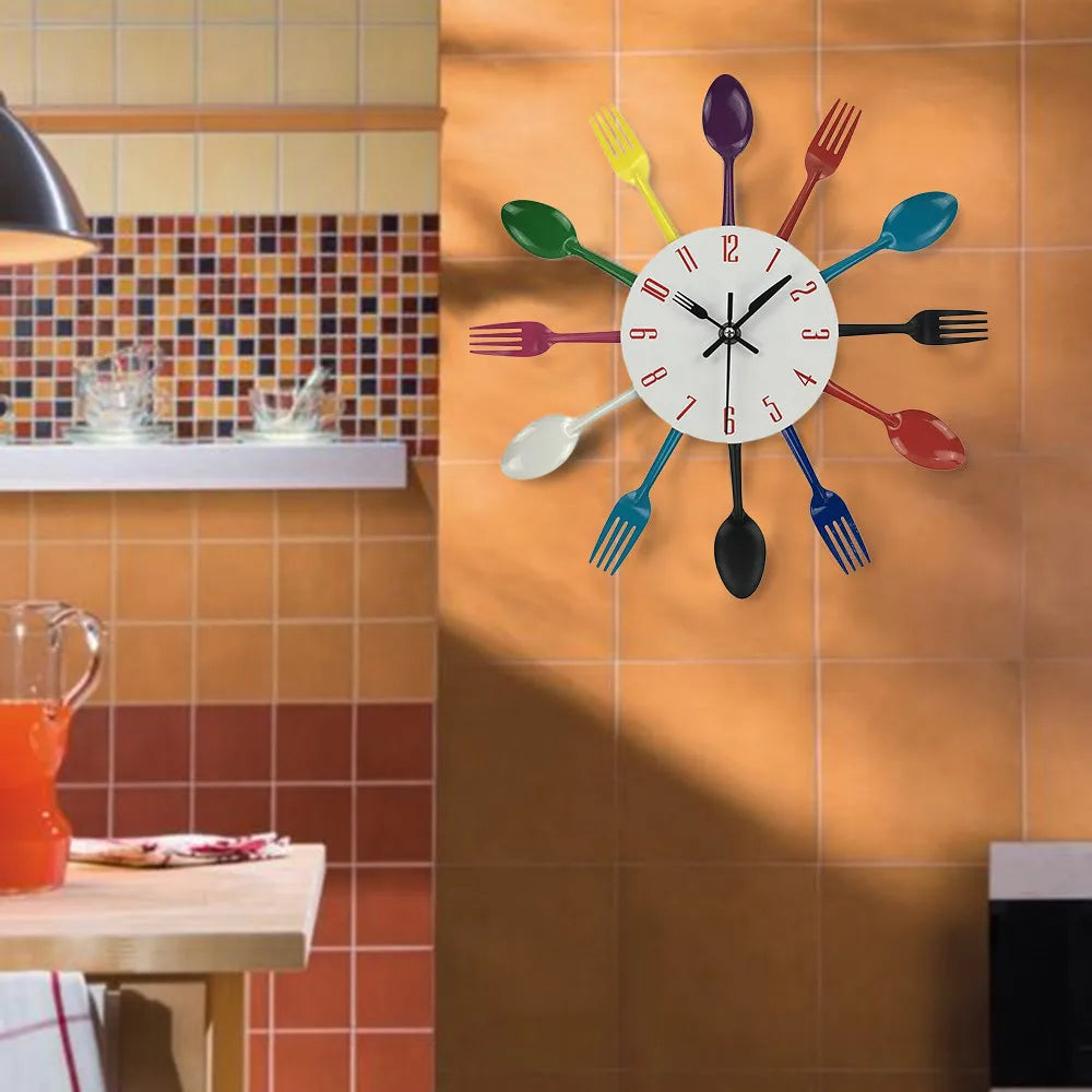 Diseño de Reloj de Pared con Cubiertos Multicolores