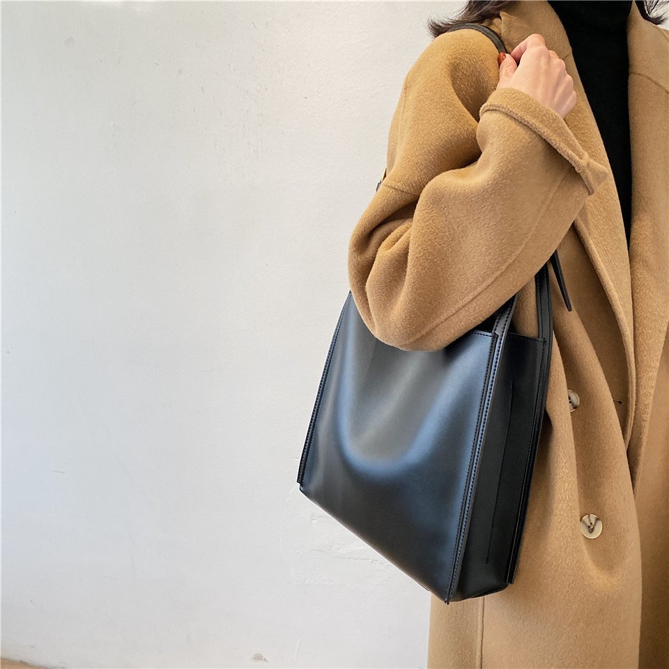 The Cuadrado Minimalist Crossbody Tote Bag