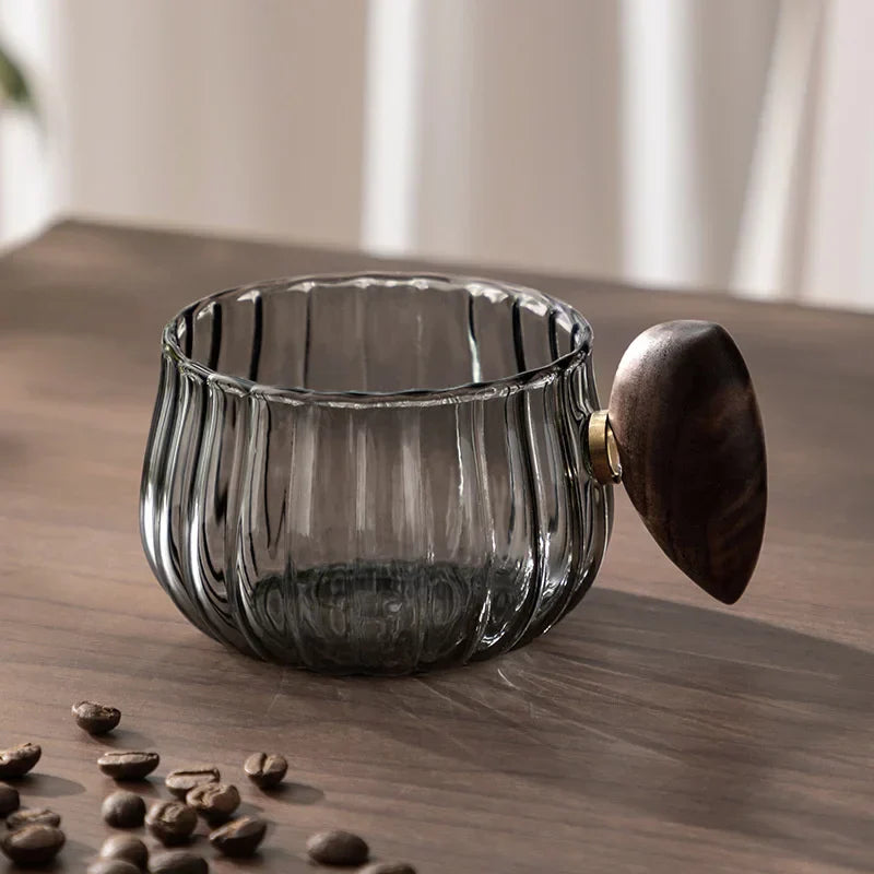 Modern randig kaffemugg