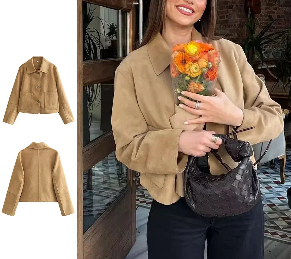 La elegancia de Emilia: chaqueta informal de ante liso